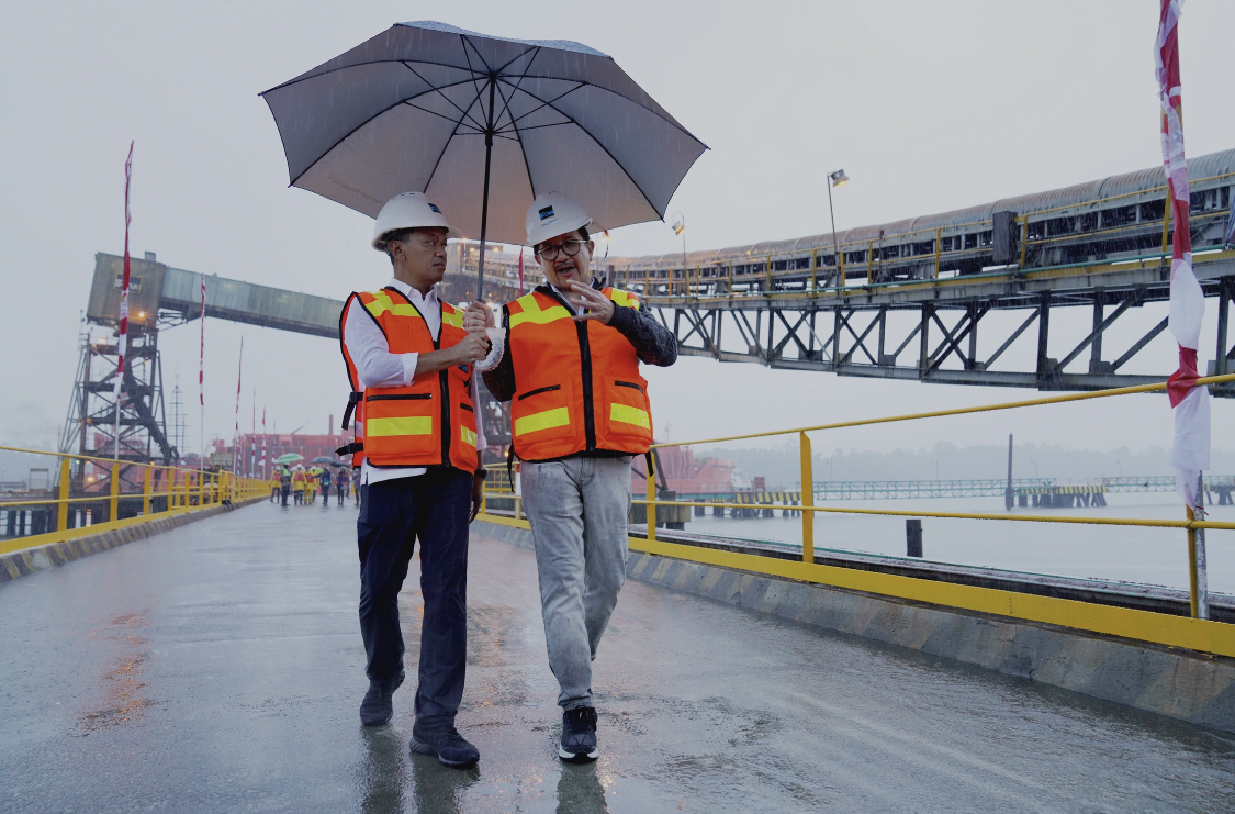 Menteri Investasi Bahlil Lahadalia didampingi Presdir PTFI Tony Wenas saat berjalan di pelabuhan Amamapare Timika, Senin (15/8/2022). Foto: Corpcomm PTFI