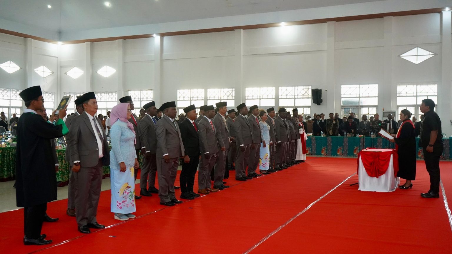 Anggota DPRD Mappi saat dilantik. Foto: Istimewa