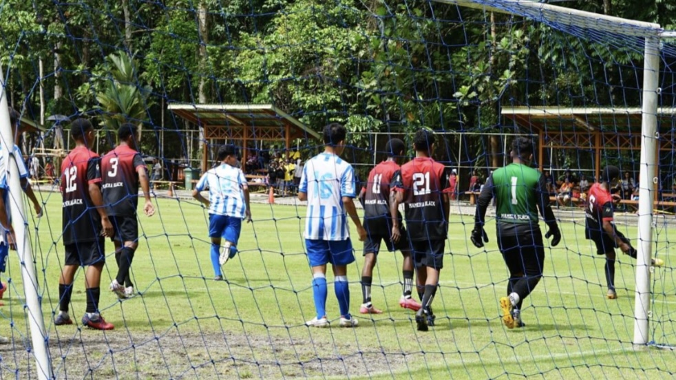 Rebutan bola di mulut gawang SSB Wania Imipi. Foto: WBFC