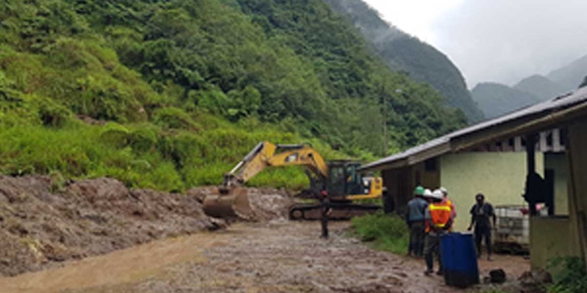 PTFI membantu perbaikan infrastruktur akses jalan, tanggul dan parit Distrik Tembagapura yang rusak akibat curah hujan tinggi sejak bulan Maret 2021 lalu. Foto: Corpcom PTFI