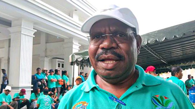 bupati-nabire-ajak-warganya-tak-lagi-pakai-kantong-belanja-plastik