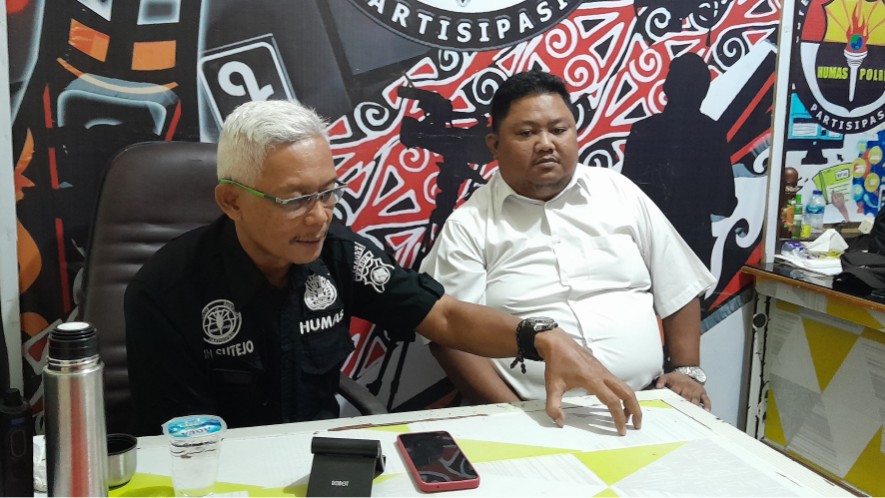 korupsi-rp702-juta-di-dpmk-merauke-eks-kadis-aa-dan-bendahara-mf-digiring-ke-kejaksaan